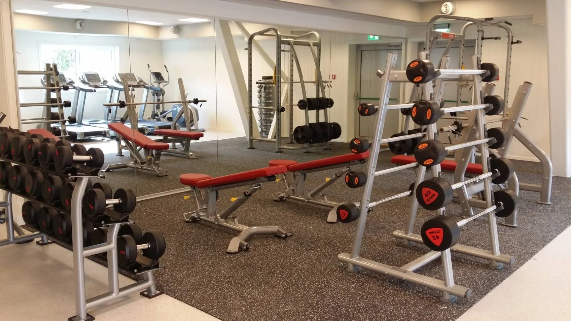 Treningsrom med frivekter, benker og apparater i Vuku Treningssenter